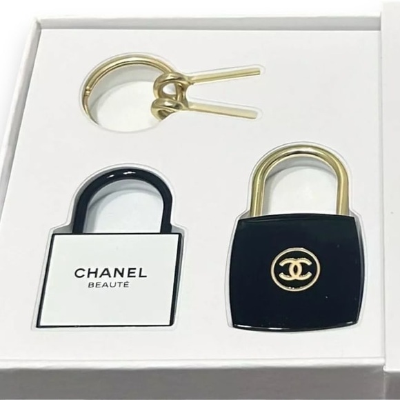 CHANEL 2Pc Black & White Lock/Keys & Original Box (lac) - Picture 1 of 4